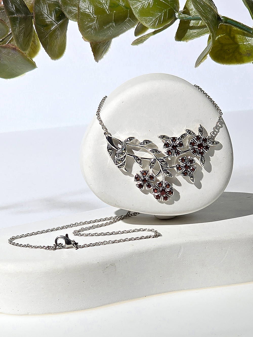 Серебряное колье ALEXANDRE VASSILIEV с гранатами и марказитами Swarovski