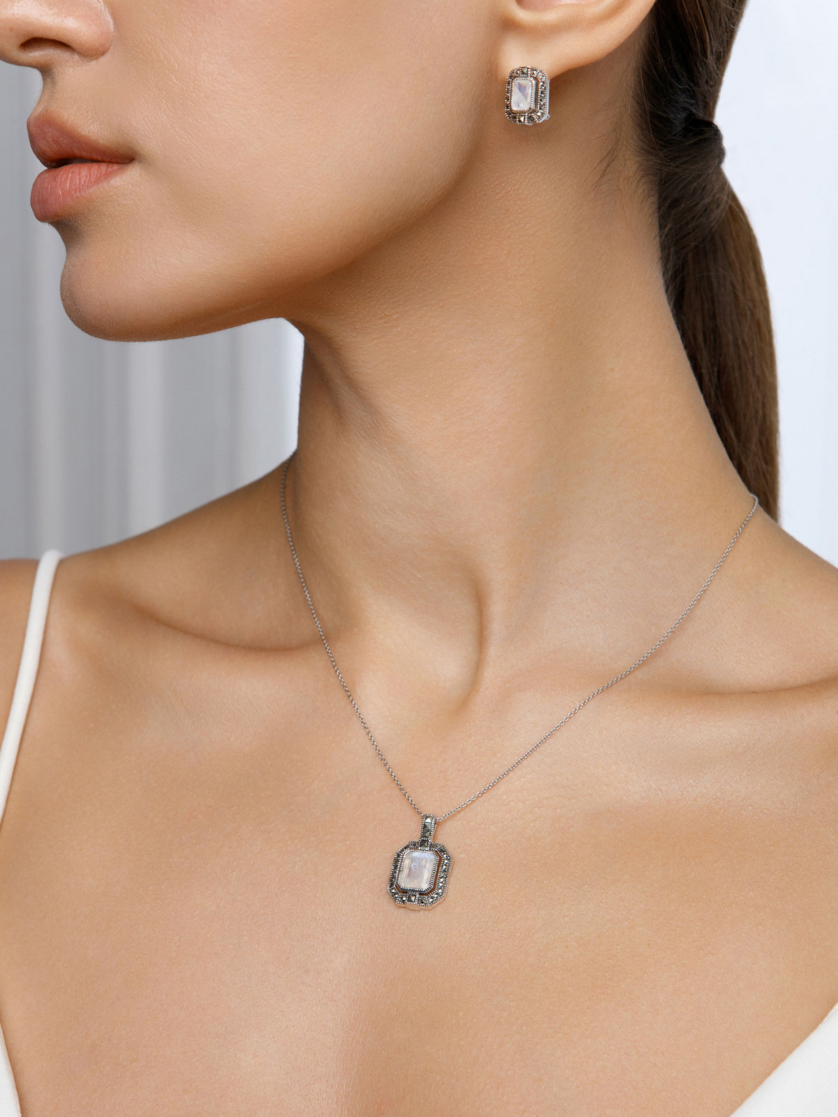 Серебряный кулон на цепи ALEXANDRE VASSILIEV с лунным камнем и марказитами Swarovski