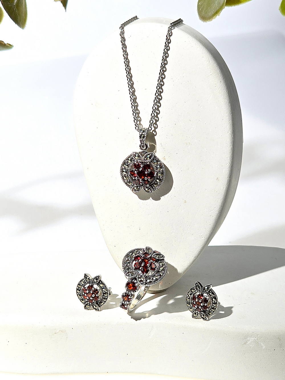Кулон на цепи ALEXANDRE VASSILIEV с гранатами и марказитами Swarovski