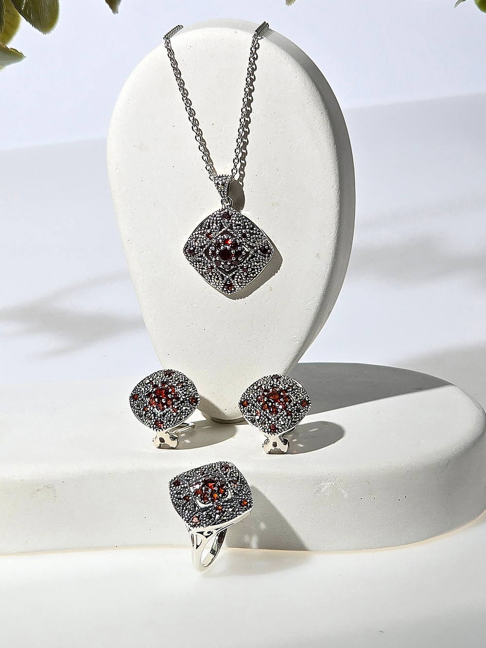 Кулон на цепи ALEXANDRE VASSILIEV с гранатами и марказитами Swarovski