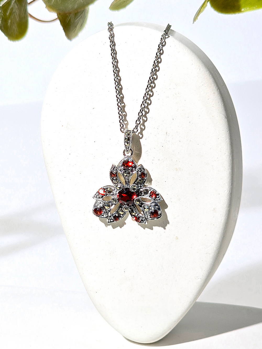 Кулон на цепи ALEXANDRE VASSILIEV с гранатами и марказитами Swarovski