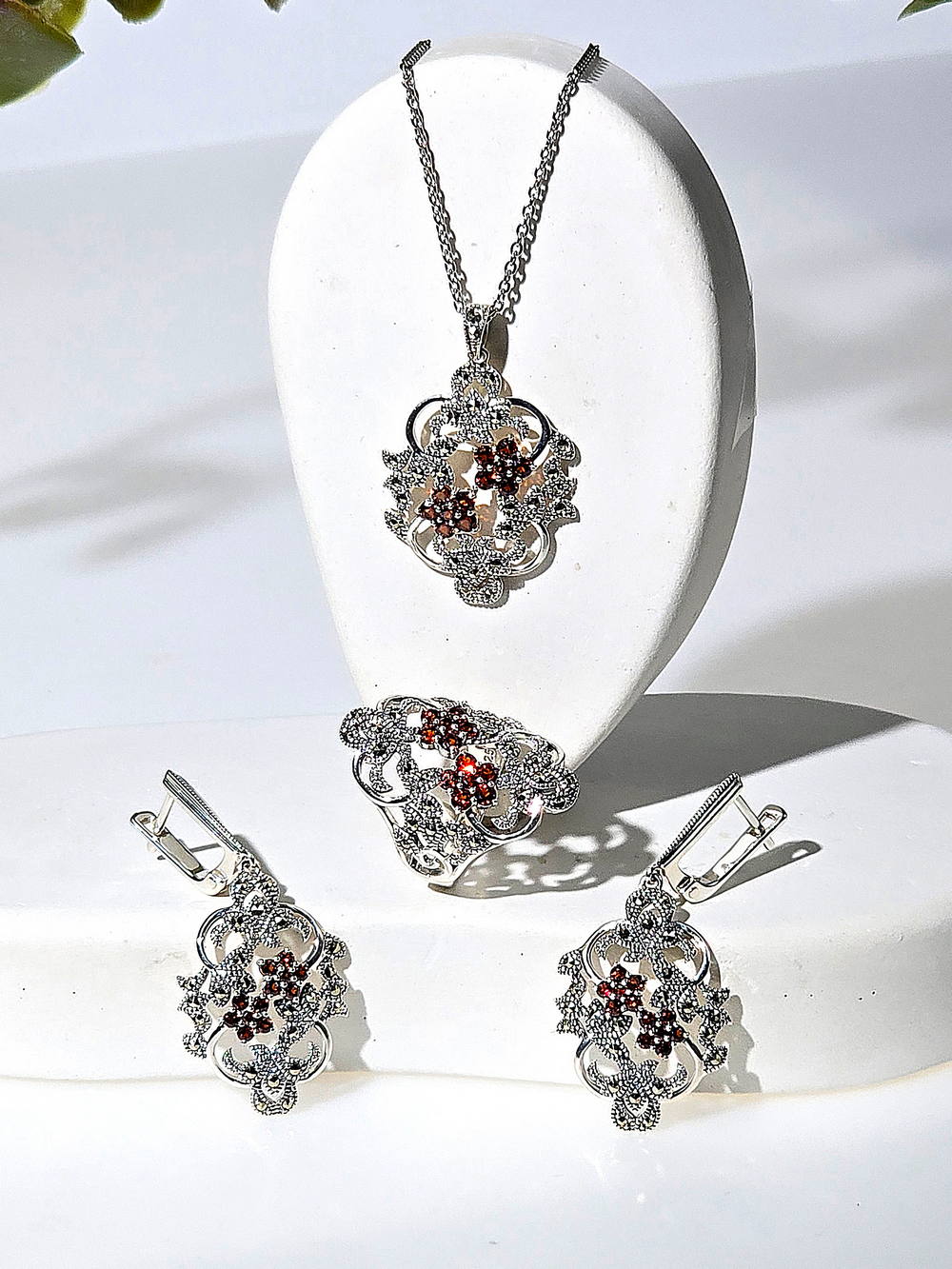 Серебряное кольцо ALEXANDRE VASSILIEV с гранатом и марказитами Swarovski