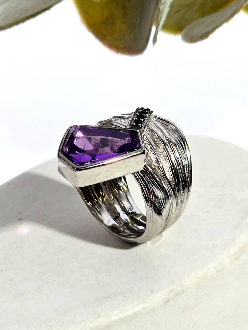 Серебряное кольцо с аметистом и шпинелью