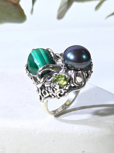 Серебряное кольцо ETERI с малахитом, хризолитом и жемчугом
