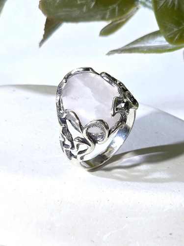 Серебряное кольцо ETERI с розовым кварцем
