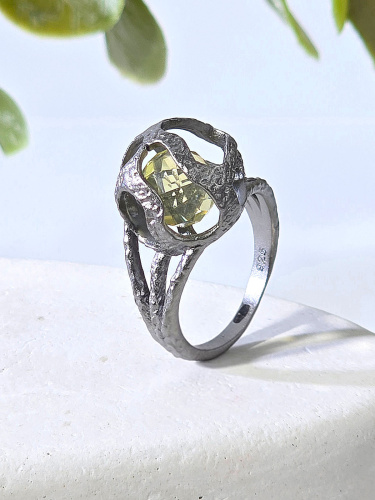 Серебряное кольцо ETERI с топазом