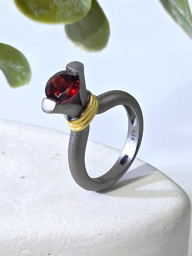 Серебряное кольцо ETERI с гранатом и позолотой