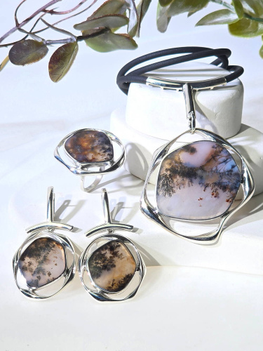 Серебряное колье с агатом