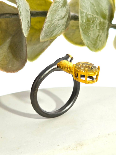 Серебряное кольцо с топазами