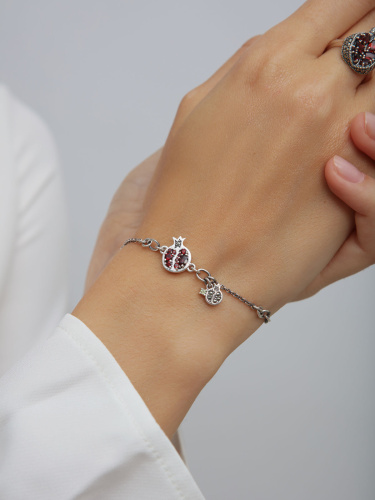 Серебряный браслет ALEXANDRE VASSILIEV с гранатами, перидотом и марказитами Swarovski