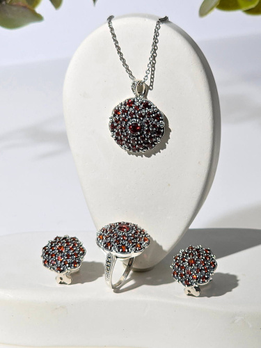 Кулон на цепи ALEXANDRE VASSILIEV с гранатами и марказитами Swarovski