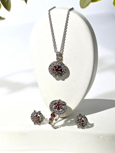 Кулон на цепи ALEXANDRE VASSILIEV с гранатами и марказитами Swarovski