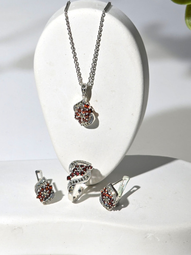 Кулон на цепи ALEXANDRE VASSILIEV с гранатами и марказитами Swarovski