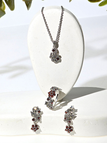 Кулон на цепи ALEXANDRE VASSILIEV с гранатами и марказитами Swarovski