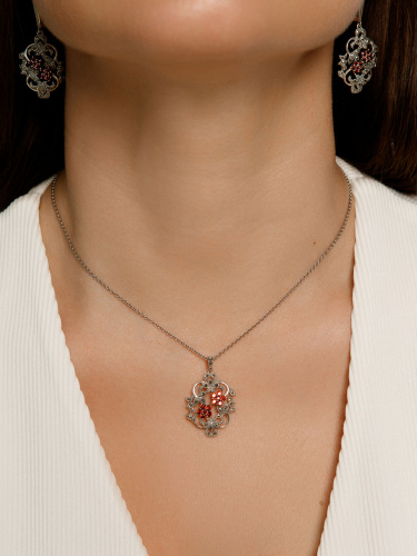 Кулон на цепи ALEXANDRE VASSILIEV с гранатами и марказитами Swarovski