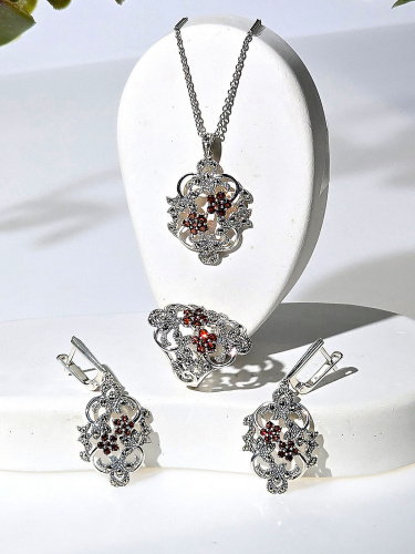 Кулон на цепи ALEXANDRE VASSILIEV с гранатами и марказитами Swarovski