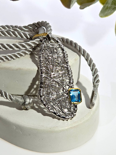 Серебряное колье с топазом