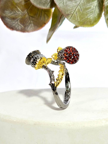 Серебряное кольцо с гранатом