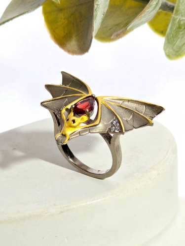 Серебряное кольцо с гранатом