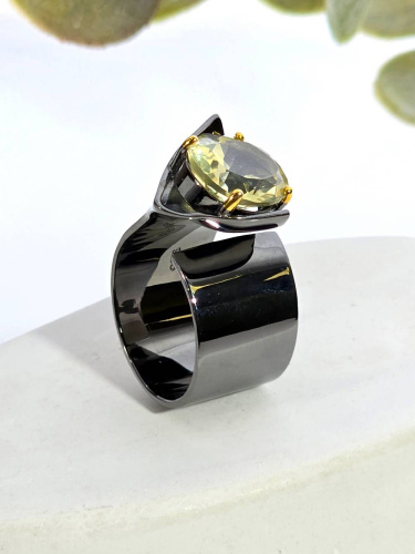 Серебряное кольцо с топазами